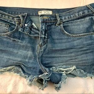 FREE PEOPLE Medium Blue Distressed Denim Raw Hem Cutoff Shorts Size 29 (8)